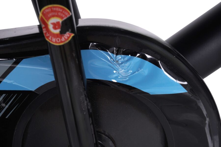 Detaliu al unei componente de bicicletă deteriorate.