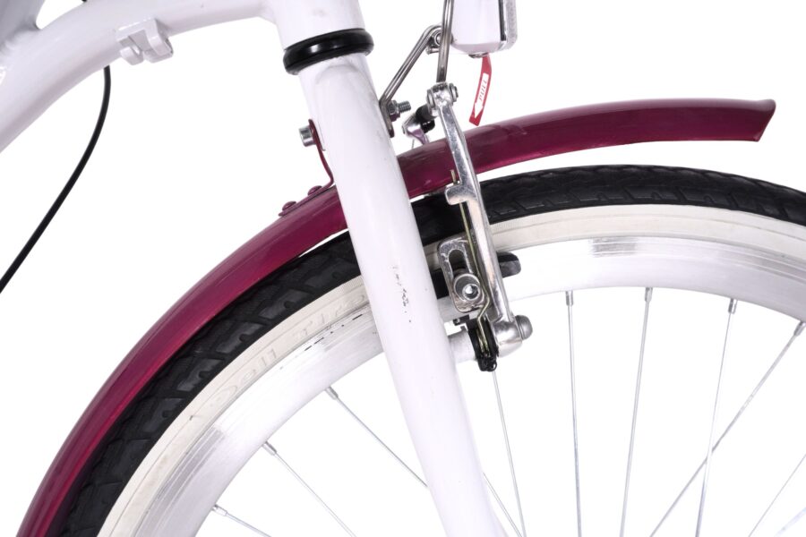 Roata unei biciclete cu protecție de noroi.