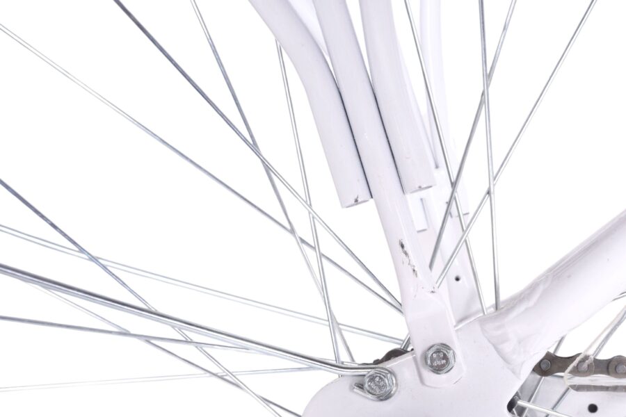 Detaliu cu jante și spițe de bicicletă albă.
