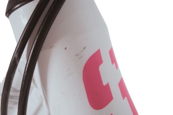 Detaliu cadru alb cu cabluri negre bicicletă