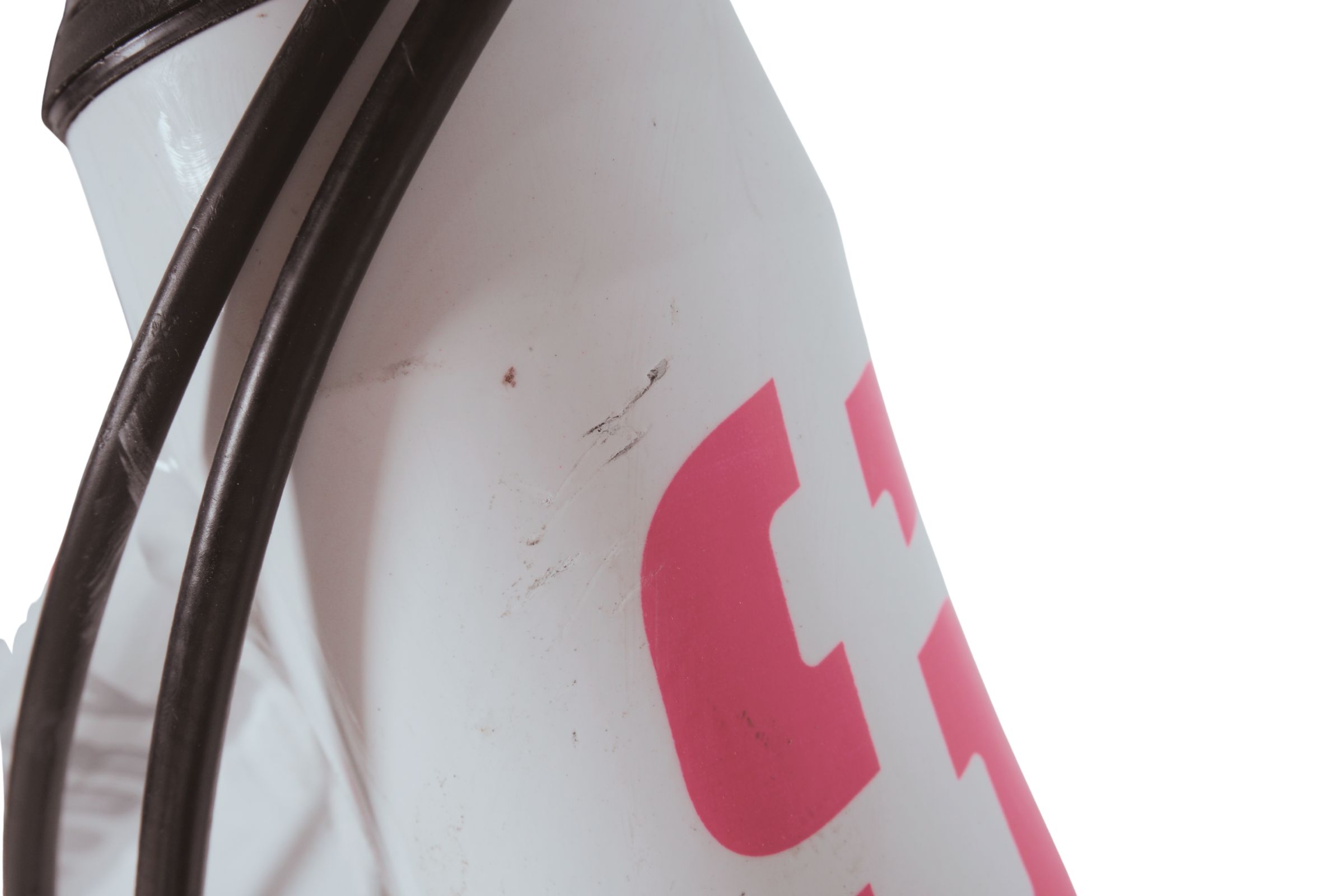 Detaliu cadru alb cu cabluri negre bicicletă