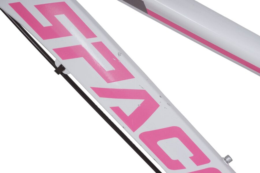 Cadru de bicicletă alb cu detalii roz.