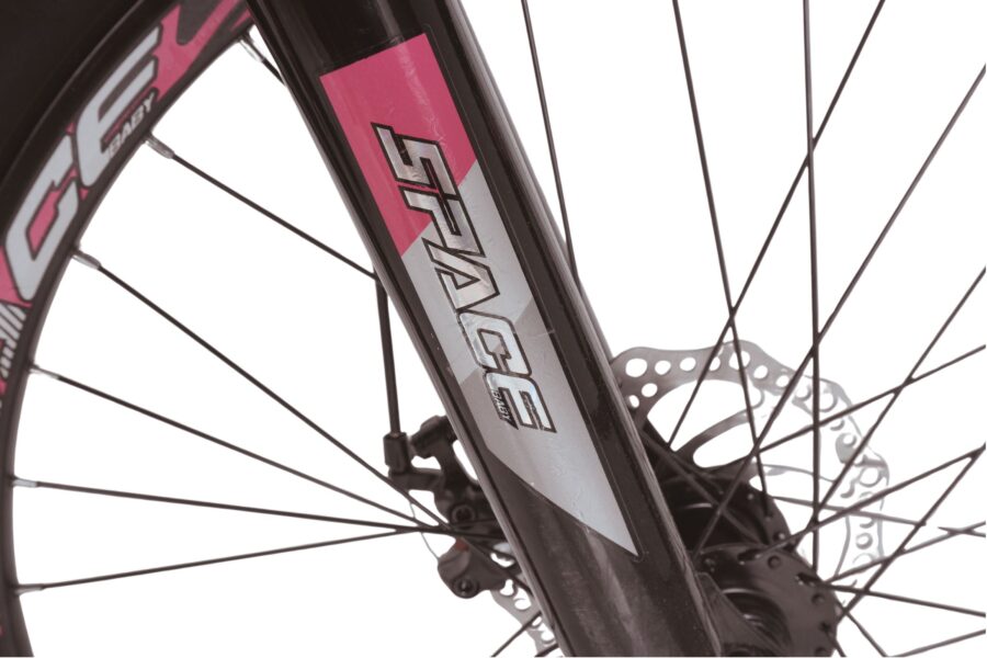 Detaliu furcă bicicletă cu logo SPACE