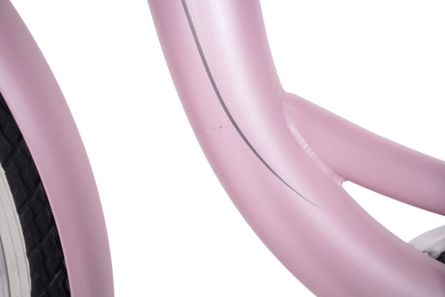 Cadru de bicicletă roz cu zgârieturi vizibile.