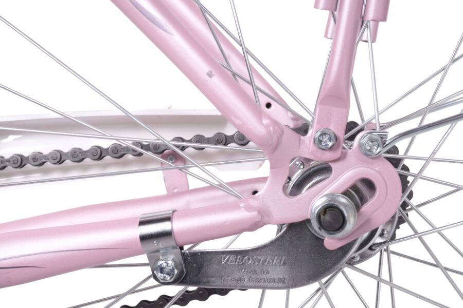 Detaliu dintr-o bicicletă roz