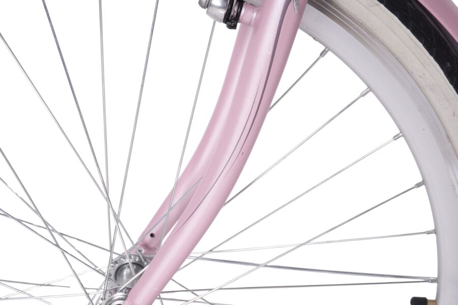 Roata de bicicletă roz cu spițe.