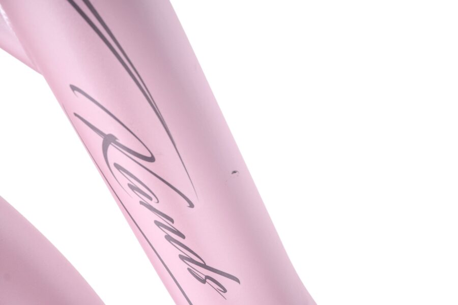 Cadru de bicicletă roz cu design elegant.