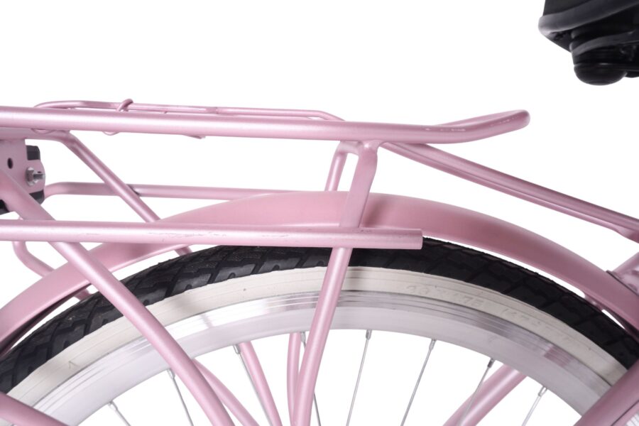 Detaliu bicicletă roz cu roată și suport