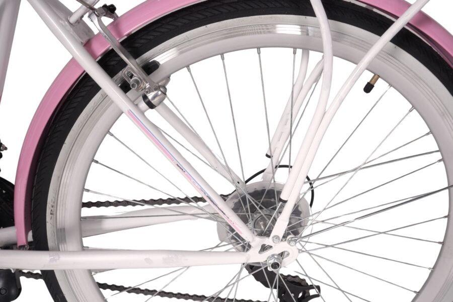 Roata unei biciclete cu cadru alb și roz.