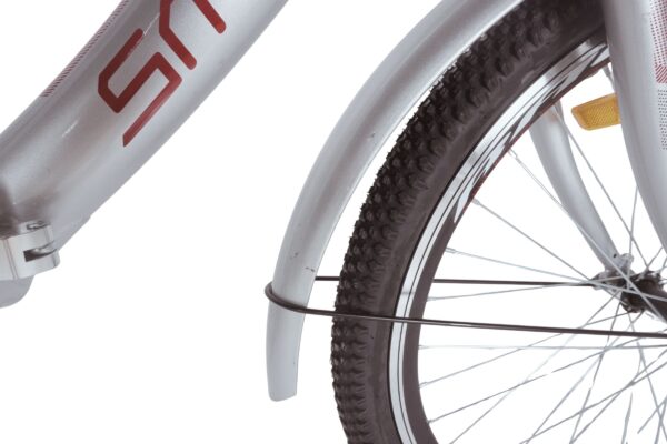 Roată spate bicicletă cu aripă metalică.