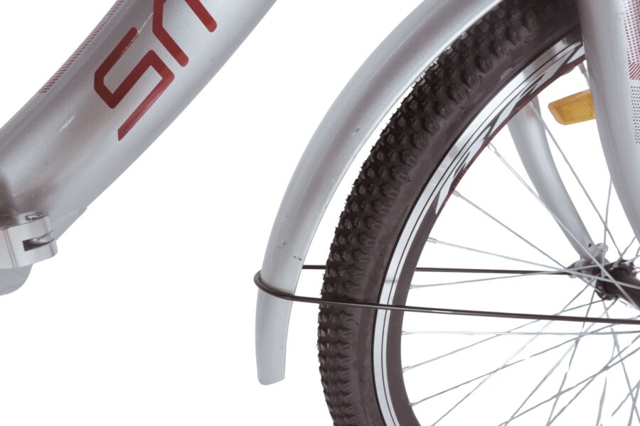 Roata de bicicletă cu aripa metalică.