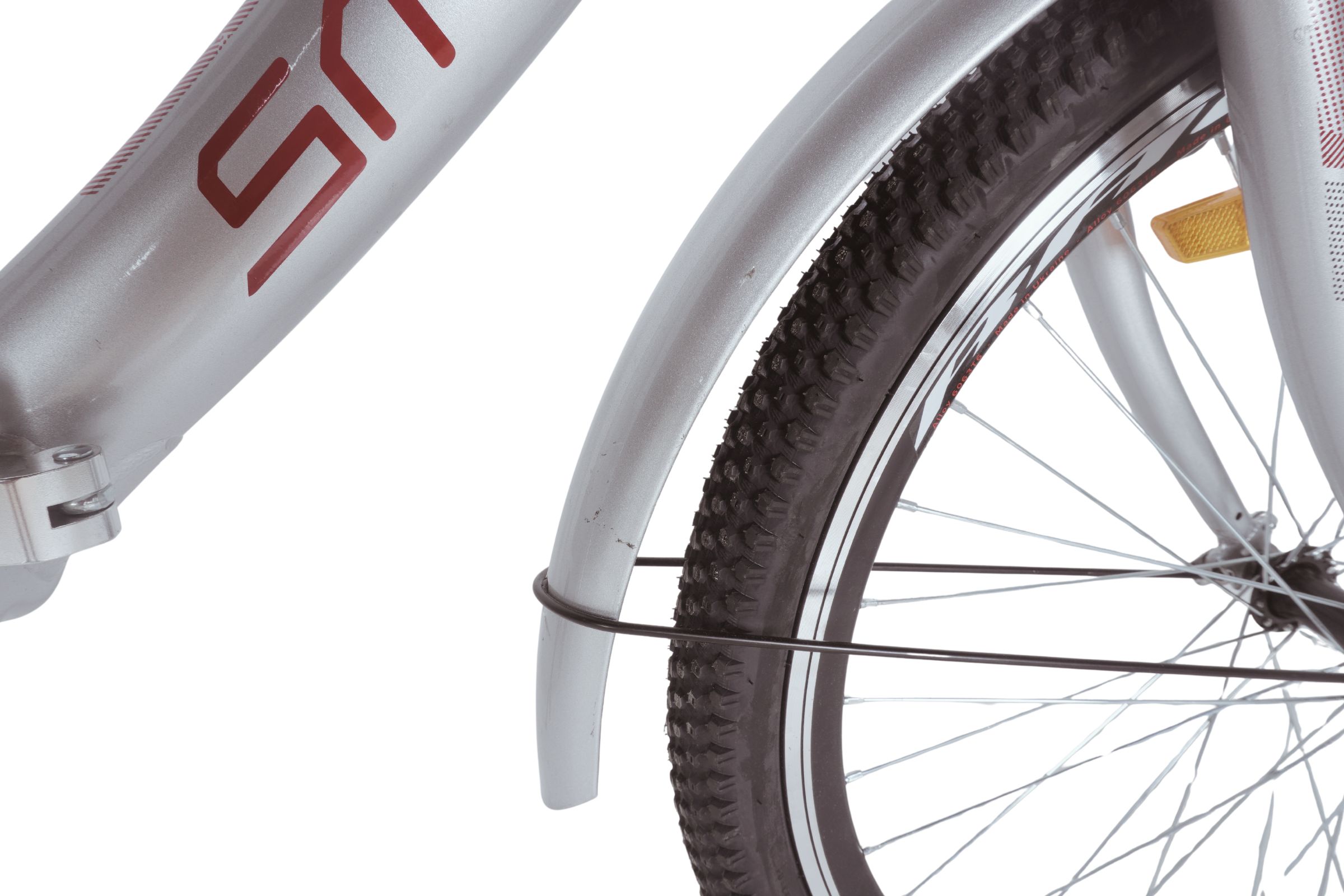 Roată spate bicicletă cu aripă metalică.