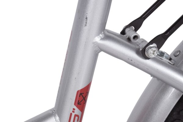 Detaliu cadru bicicletă aluminiu argintiu cu roșu