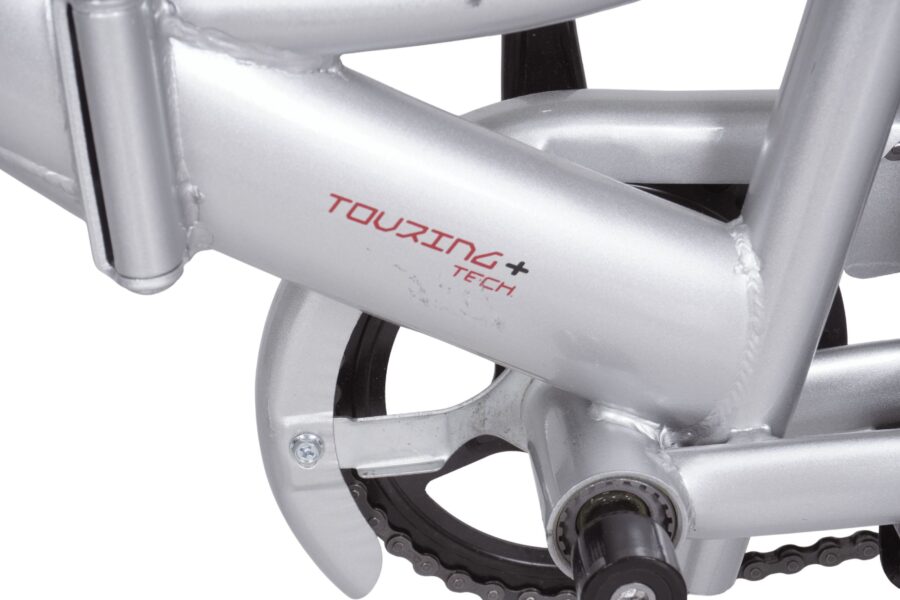 Detaliu cadru bicicletă argintie cu marca Touring Tech