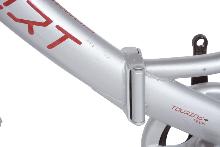 Cadru de bicicletă argintie cu detalii roșii