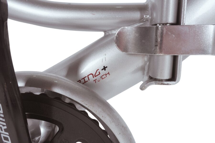 Detaliu cadru bicicletă sport de culoare argintie