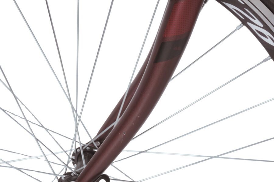 Detaliu despre cadrul unei biciclete roșii