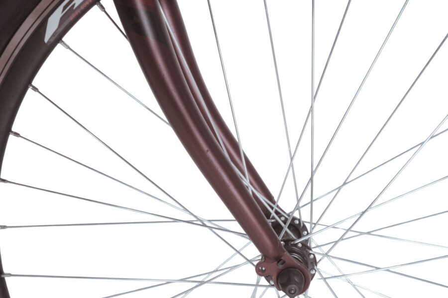 Roata bicicletei cu spițe metalice.