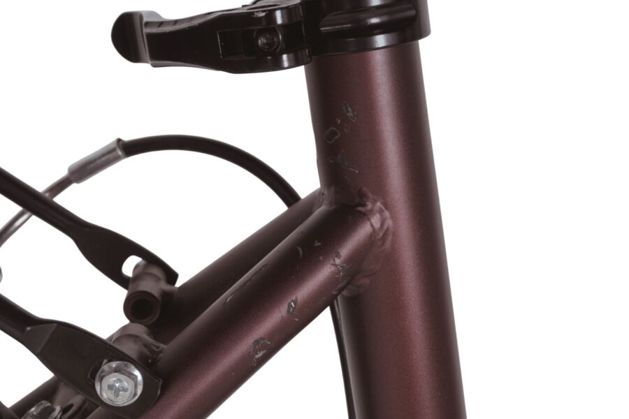 Cadru de bicicletă cu detalii de finisaj.