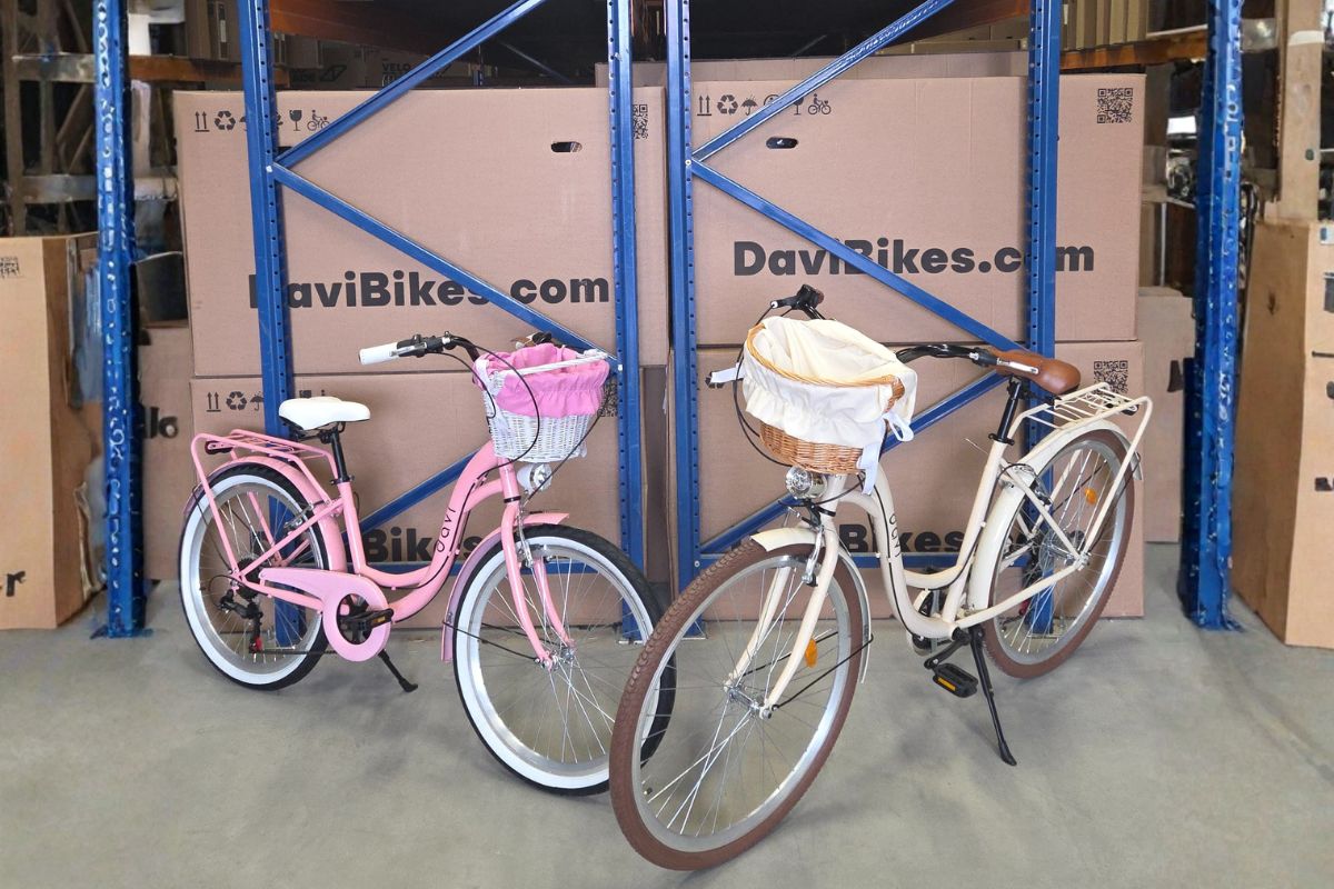 Biciclete roz și crem în depozit Davi Bikes