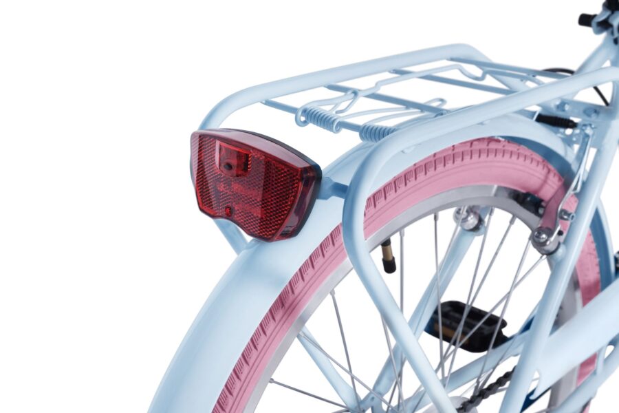 Lumină roșie de semnalizare pe o bicicletă albastră.