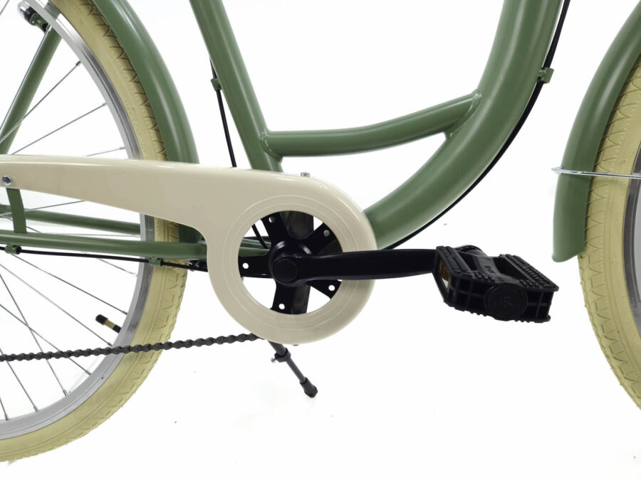 Pedața unei biciclete cu cadrul verde.