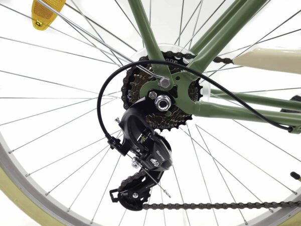 Schimbător de viteze pentru bicicletă, prim-plan detaliat.