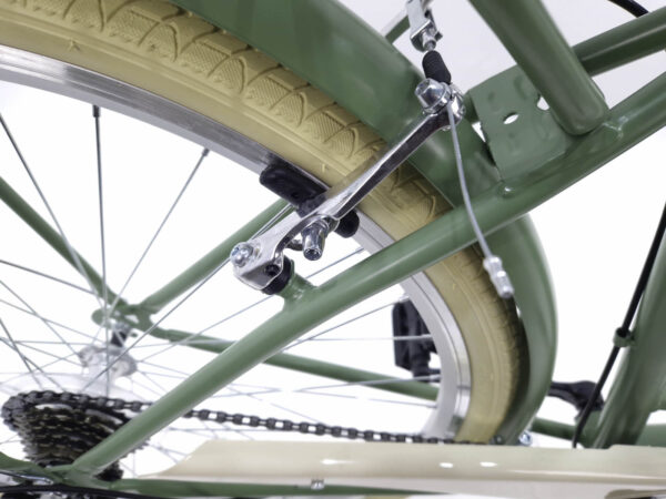 Detaliu bicicletă verde cu frână și roată galbenă.