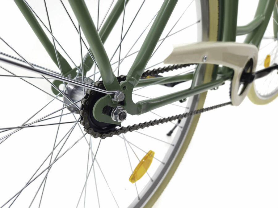 Detaliu lanț bicicletă verde pe fundal alb.