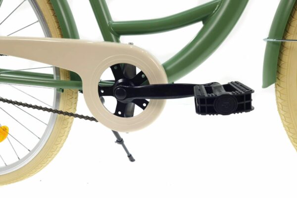Detaliu pedalier bicicletă vintage verde și crem.