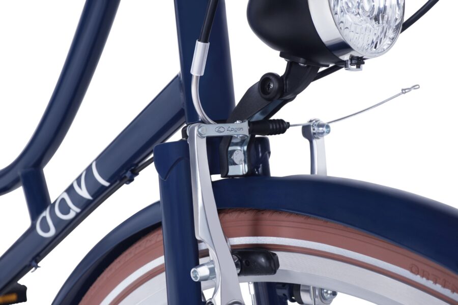 Detaliu al unei biciclete cu frână și far