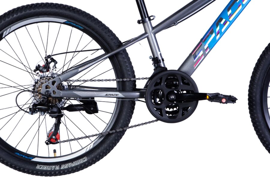 Bicicletă cu cadru modern și anvelope rezistente.