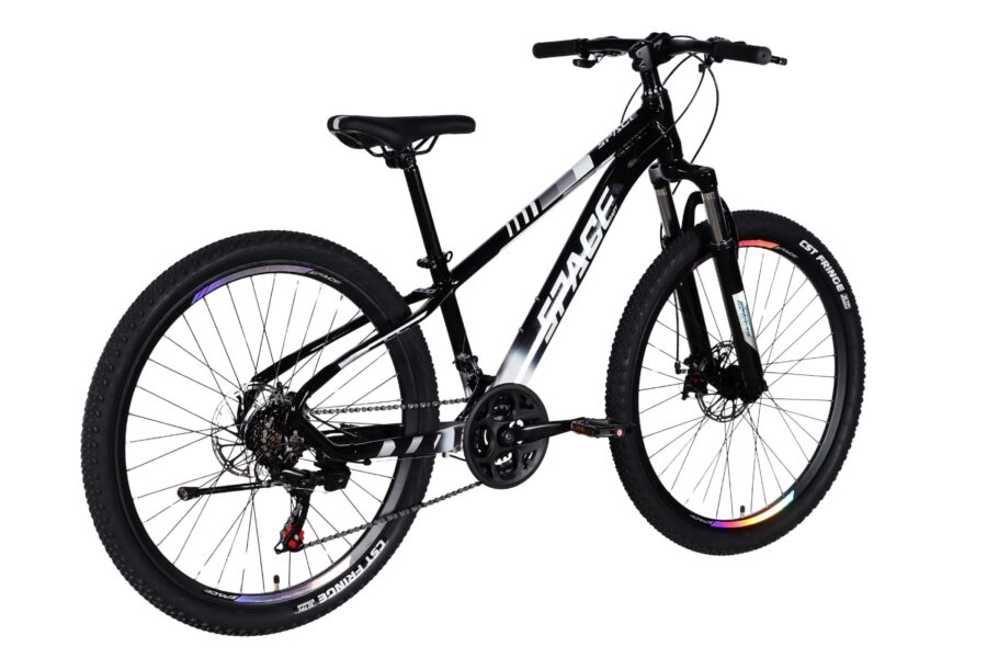 Bicicletă montană din aluminiu, neagră și albă.