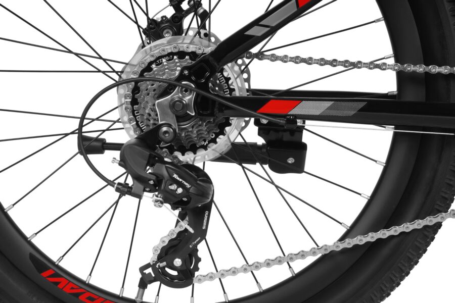 Detaliu transmisie bicicletă cu roti din aliaj