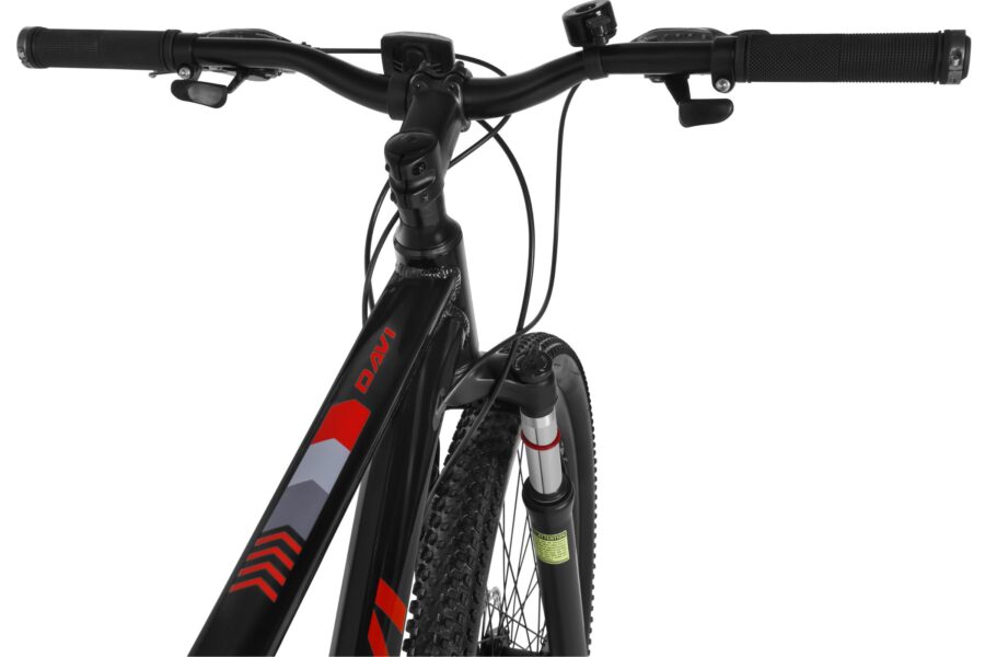 Bicicletă montană cu detalii în culori negre și roșii.