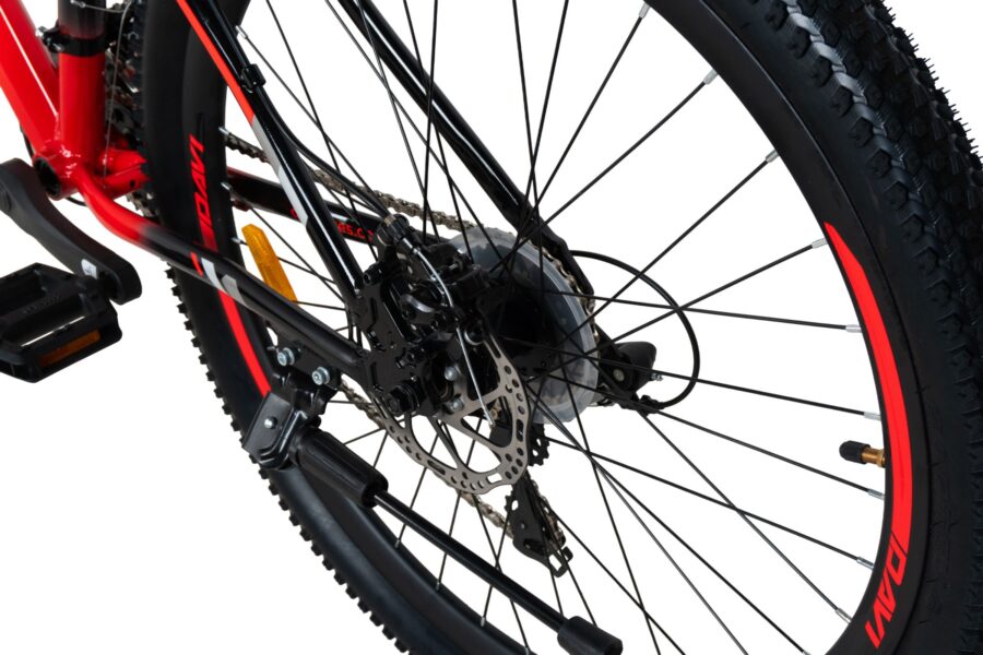 Detaliu roată spate bicicletă cu frână pe disc