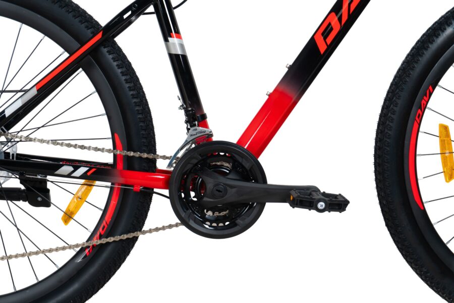 Detaliu transmisie bicicletă negru cu roșu