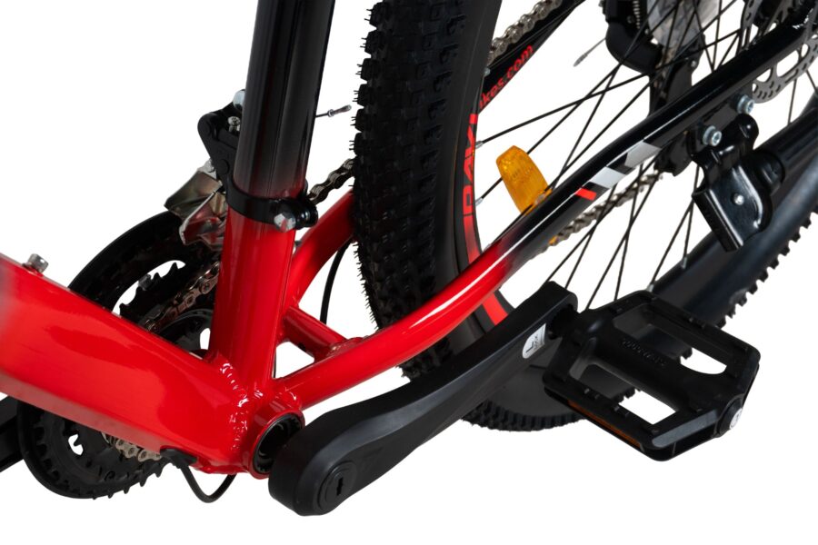 Detaliu cadru și transmisie bicicletă roșie și neagră