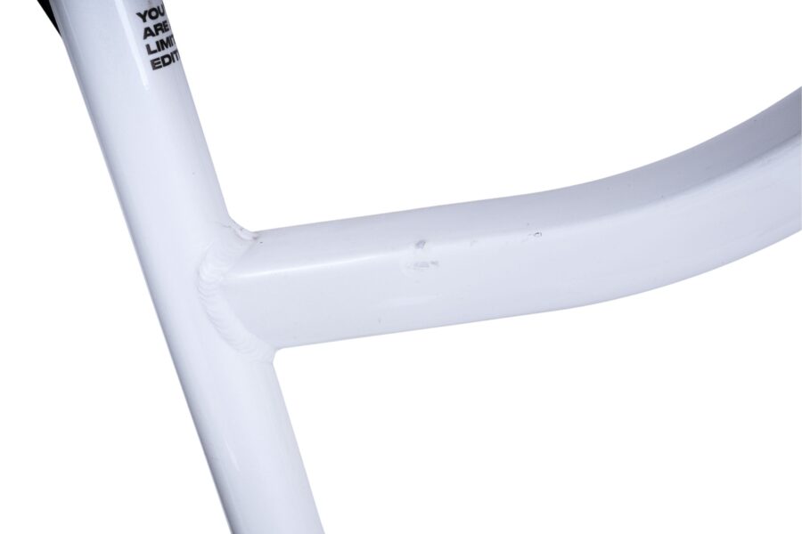 Detaliu cadru bicicletă alb cu zgârieturi fine