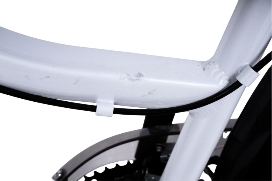 Cadru alb de bicicletă cu zgârieturi vizibile