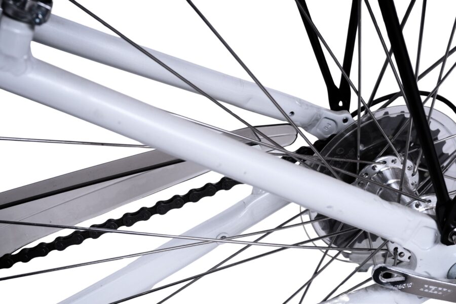 Detaliu roată spate bicicletă cu lanț și spițe